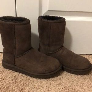 Women’s classic short boot- Chocolate, size 7